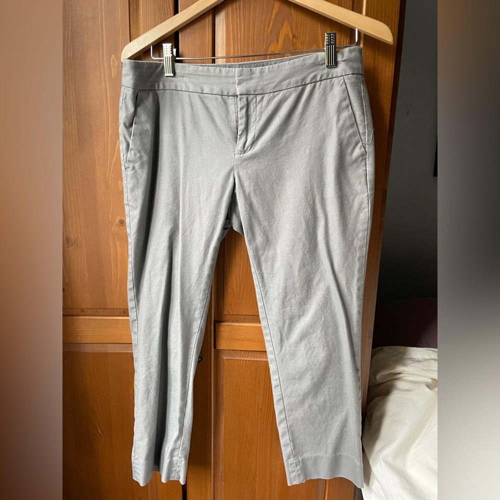 Like New - Banana Republic Hampton Fit cropped pants Size 6P (waist 16”)